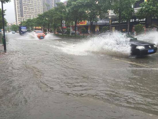 彩虹带来大雨洗礼 佛山各区变成水浸街_佛山频