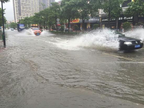 彩虹带来大雨洗礼 佛山各区变成水浸街_佛山频