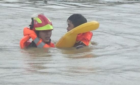 台风彩虹过境 肇庆四会消防抢险24小时不间断