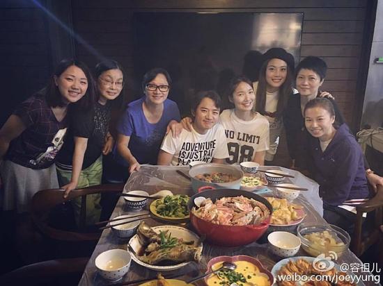 容祖儿王祖蓝小学同学聚餐.图