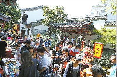 国庆长假里，众多游客来到泉城游览观光，泉城广场、景区公园、老街老巷和名泉畔到处游人如织。