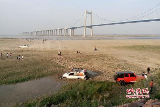 男子开着车跑进黄河滩不幸陷入泥潭，被困数小时。