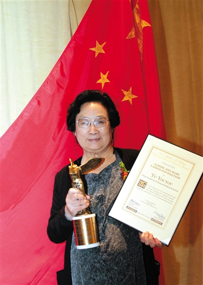 2011年9月，屠呦呦在纽约举行的拉斯克奖颁奖仪式上展示奖杯和证书。新华社记者 王成云 摄