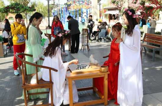 妖嬈桃花、古典美女增添奇幻色彩