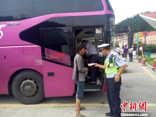 图为交警给黄某100元，让他顺利回家。警方摄