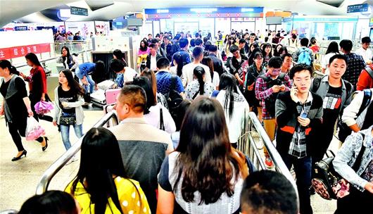 图为：地铁4号线武汉火车站安检通道，满是刚下火车、等待搭乘地铁的旅客