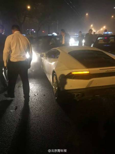 北京工体一兰博基尼连撞多车 司机逃逸