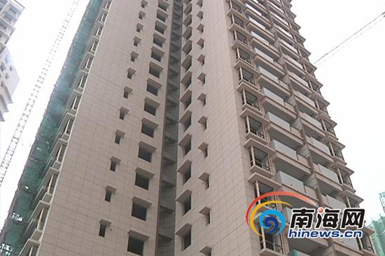 目前,流水坡片区棚改安置房(一期)正在进行外立面装修,整个小区12栋建筑高大漂亮,土黄色和红褐色相结合的外墙,沉稳大气又不失精致,美观大方又不流俗。(南海网记者黄丹摄)
