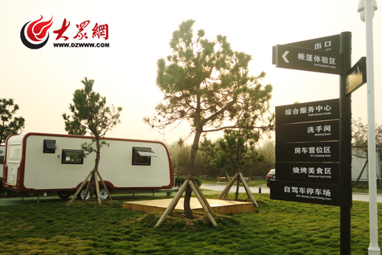一家人开着房车在山上看日出、在海边看日落、在森林里开派对一直以来这种新业态一直是国人向往的旅行方式。而今,这种旅行业态也离我们越来越近。9月19日,潍坊白浪河房车露营地开营;9月30日,苏州太湖1号营地开幕;而首届好客山东露营大会10月9日也将在日照山海天蓝海1号露营公园开幕。 蓝海1号从策划到落地不到4个月,投资不大,项目本身看着很美 山东省首届好客山东露营大会将在蓝海1号露营公园举行!日照山海天旅游度假区管委会主任王洪彩表示,在省旅游局支持下,度假区制定了三年规划,通过