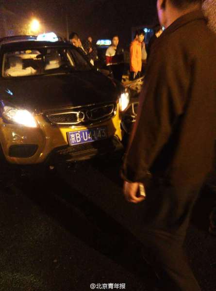 北京工体一兰博基尼连撞多车 司机逃逸