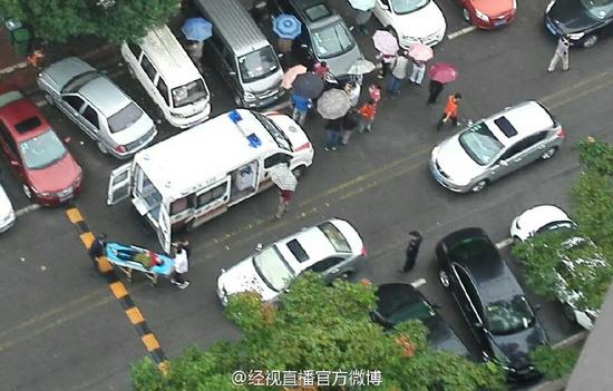 武汉早餐店遭一群蒙面男打砸 员工拦截被碾成重伤