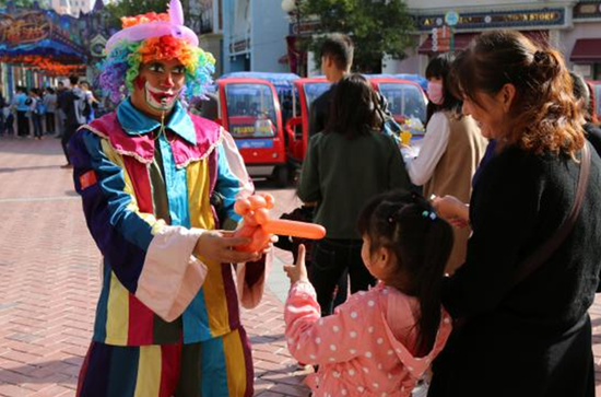 “小丑”用灵巧的手编出各种可爱的气球赠送给游客