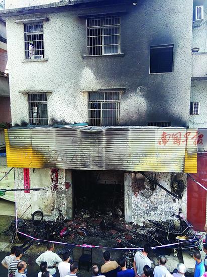 钦州摩修店传出两声巨响后起火 居民及时撤离