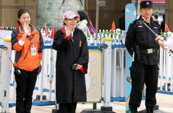 早上八點鐘方特工作人員就已做好各項準備工作，以最好的姿態開門迎客