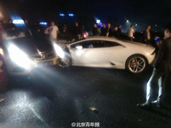 北京工体一兰博基尼连撞多车 司机逃逸
