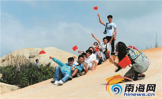 10月6日，一队来自山西的游客在文昌航天风情小镇龙楼镇的海边游览。本报记者苏建强摄