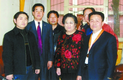 2006年，高纪辉（左三）、李长喜（右一）一行在北京屠呦呦家中拜访屠呦呦（右三）。   彭艾青 供图