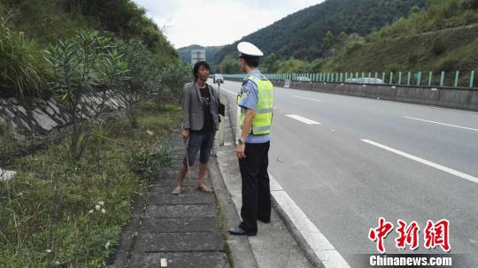 6日，福建泉州高速交警执勤时，发现一名行人，欲徒步从福建回到江西老家。警方摄