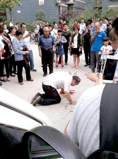 老人儿子跪在地上 网友图片