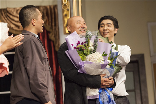 陈佩斯开演前助阵讲话_ 演出结束后,演员为陈佩斯献花_ 新浪娱乐讯 9