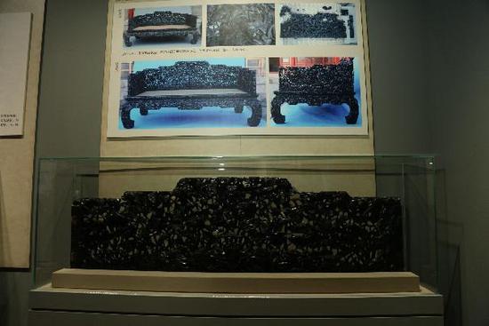 故宫在展“紫檀雕荷花床床围”,由“同兴和”修复完成