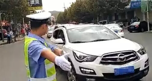 公安交警指揮維護著旅游秩序