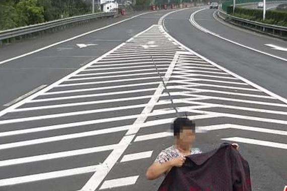 母子因错过出口高速玩倒车 脱衣遮摄像头