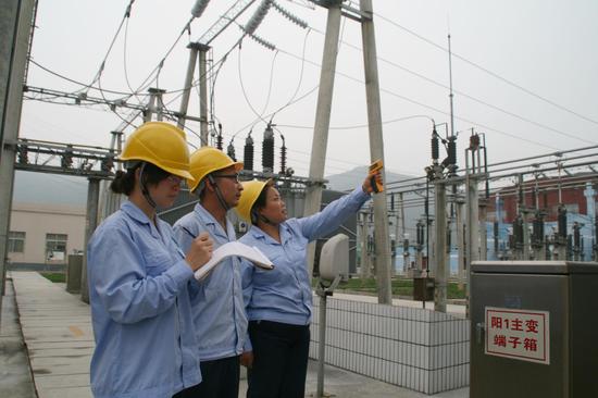 9月29日，变电操作队员工正在对110千伏香花变电站室外设备进行红外测温监控。
