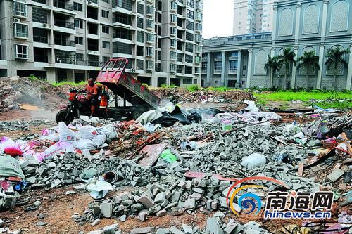 回填停车场变垃圾场 海南工商职业学院一小区