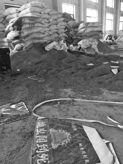 被查處過的作坊內，仍堆有不少原材料。