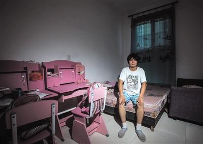 老三张泽龙初中辍学后，只能不时去小工厂搬砖铲泥打零工。