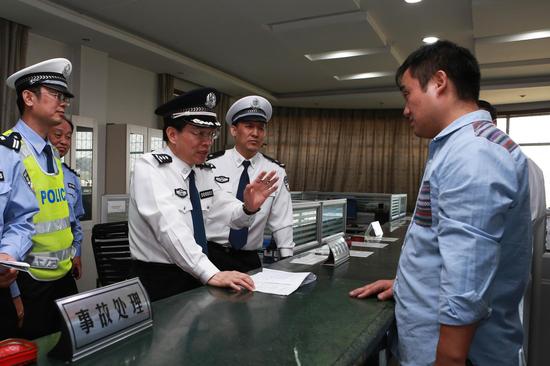 許甘露檢查指導國慶交通安保工作