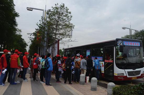 免費(fèi)擺渡車(chē)乘車(chē)現(xiàn)場(chǎng)