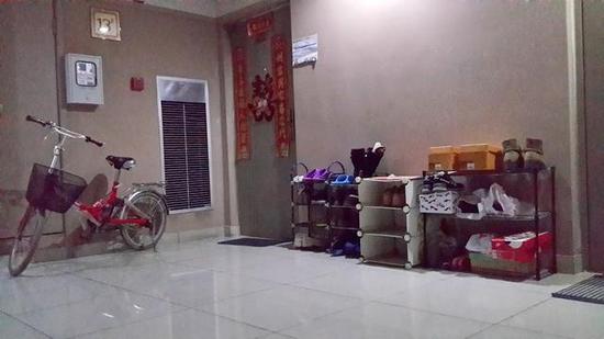 成都男子楼道摆臭鞋阵 熏得邻里反目