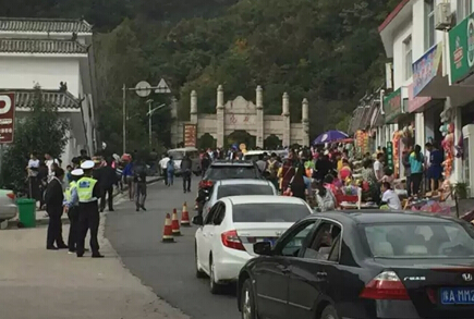 景區內車水馬龍 游客絡繹不絕