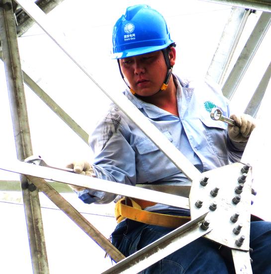 組裝鐵塔，服務鐵路電氣化建設