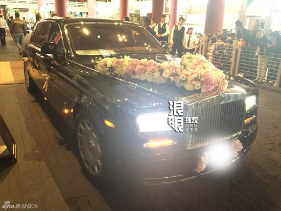 黄晓明angelabab的婚车是2014款劳斯莱斯幻影。