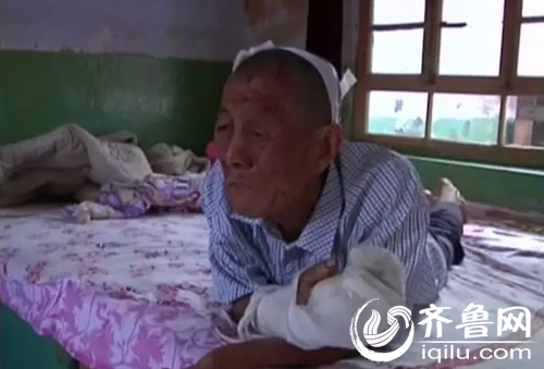 雖然保住性命，老人卻面臨全身癱瘓的可能。（視頻截圖）