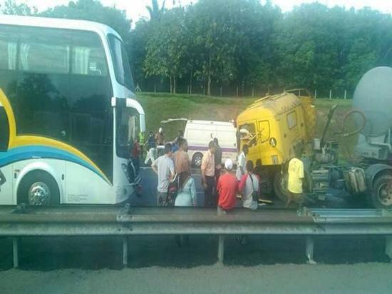 中国游客在马来西亚遇车祸 致3死17伤