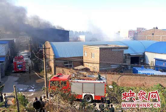 鄭州北三環(huán)一大型倉庫突發(fā)大火