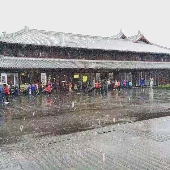 峨眉山下雪