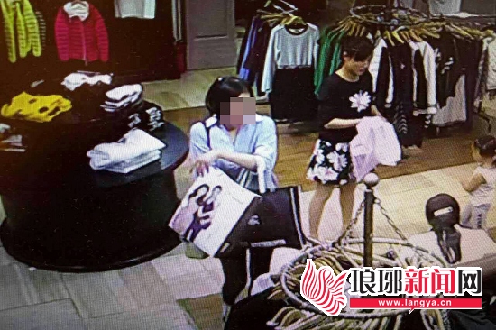 女孩盗窃过程被一店面监控拍个正着。