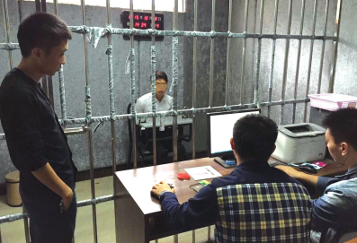 警方审问犯罪嫌疑人