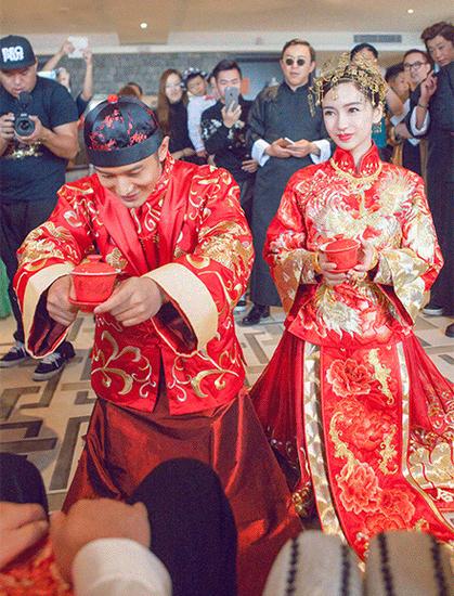 跪拜父母时俩人穿的中式礼服来自设计师郭培