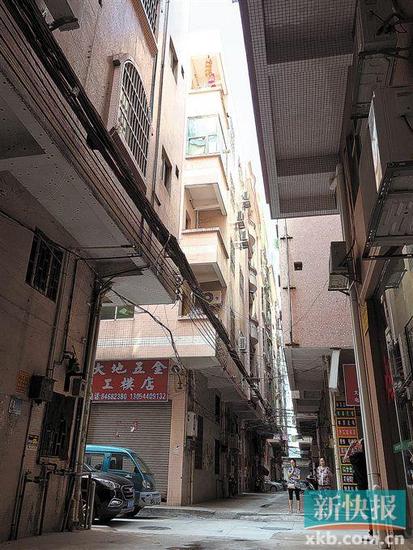 事发楼房,街坊称小女孩从5楼(挂有灯笼处)坠楼。 新快报记者 罗汉章/摄