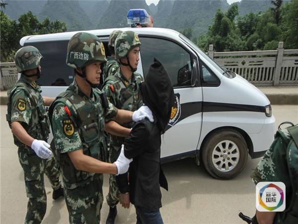 图为中国警方向越方移交越南毒贩的资料照片。