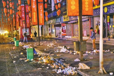凌晨两点，老城小吃一条街，清扫人员在清扫垃圾。