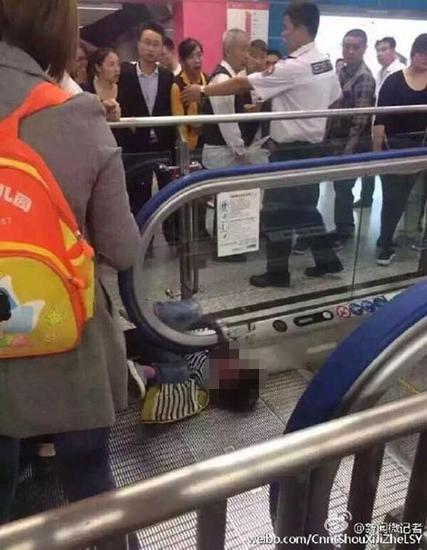 一名小孩被电动扶梯卡住