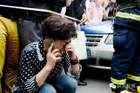 触目惊心!出租车突开车门 女子被撞倒后遭碾压身亡