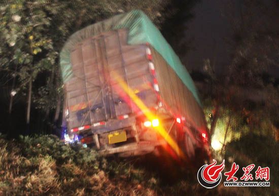 肇事大貨車充入路邊排水溝，駕駛員逃逸。
